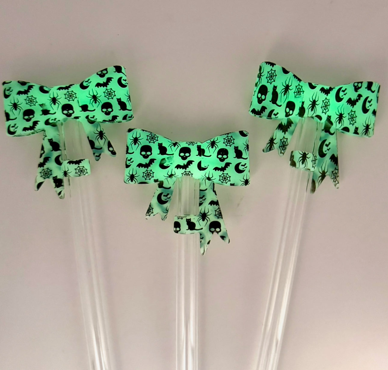 White (glow in the dark) Halloween print bow silicone straw topper